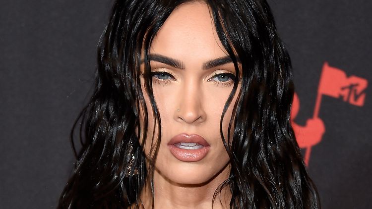 Auch Megan Fox befragt die Sterne.