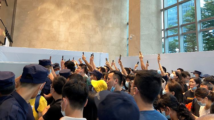 Im Juni war Evergrande mit Bond-Zinszahlungen in Verzug geraten.