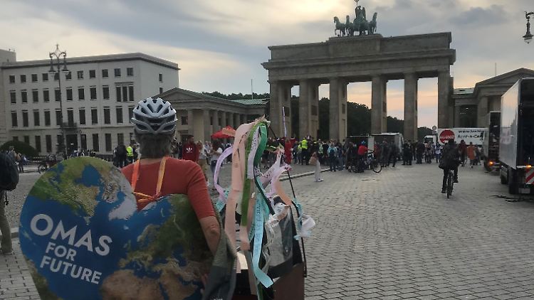 Katharina Dietze auf dem Weg zu einer Demonstration mit "Omas for Future".