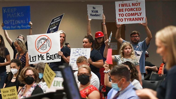 Protest in Florida gegen eine Mund-Nasen-Schutzpflicht in Schulen.