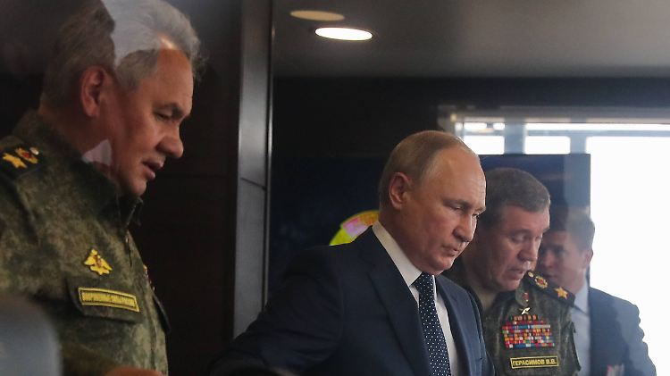 Putin (M.) wurde von Verteidigungsminister Schoigu (l.) empfangen.