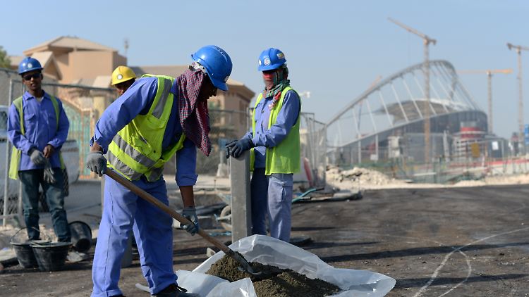 Arbeiter in Katar sind oft gefangen in einer Art Schuldknechtschaft.