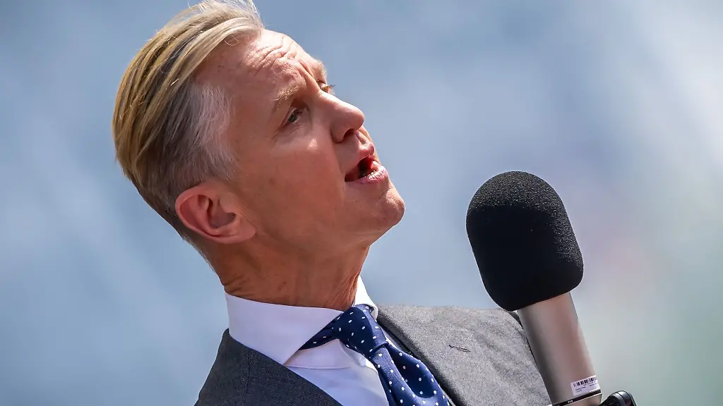 Max-Raabe-sorgt-derzeit-mit-seinem-Palast-Orchester-bei-Konzerten-in-Ostdeutschland-fuer-gute-Stimmung