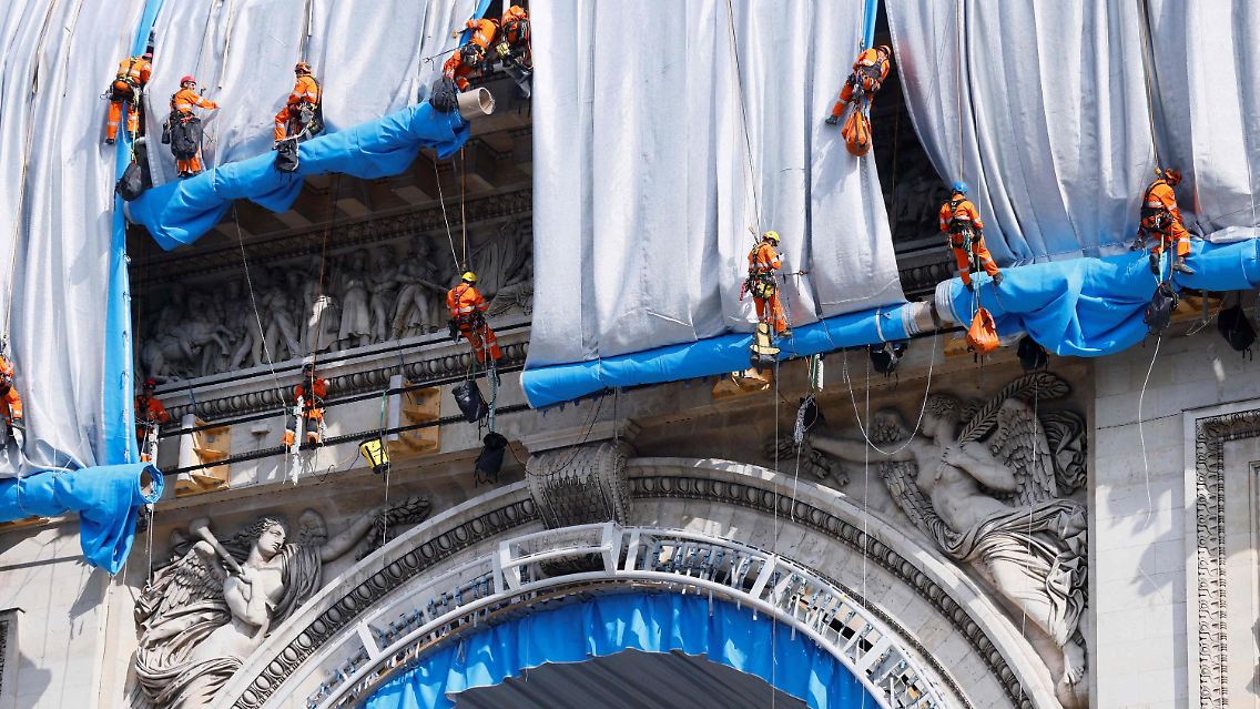 Ein Vorgang, der für Christo und Jeanne-Claude zum Kunstwerk gehört und deshalb auch nicht von Kränen oder Hubsteigern ausgeführt wird.