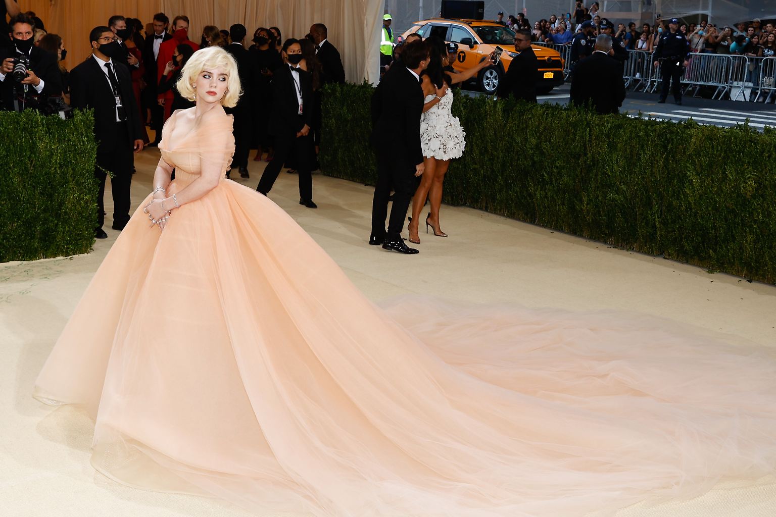 Nach langer Pause war es wieder so weit - in New York fand am Montag die berühmte Met Gala statt. Hingucker des Abends: Sängerin Billie Eilish. Sie erschien ...