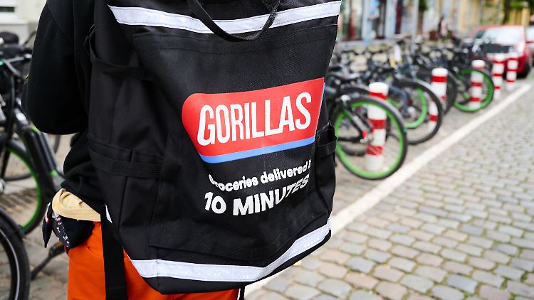 Gorillas, ein Lieferdienst für Lebensmittel, hat von der Pandemie profitiert. Laut einer Bitkom-Studie bestellen immer mehr Deutsche Lebensmittel im Internet. 