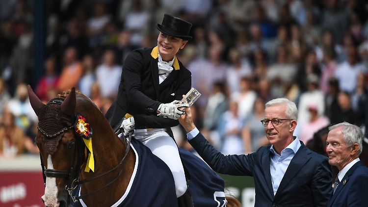 Vor zwei Jahren holten sich Isabell Werth und Bella Rose die Sieger-Trophäe ab.