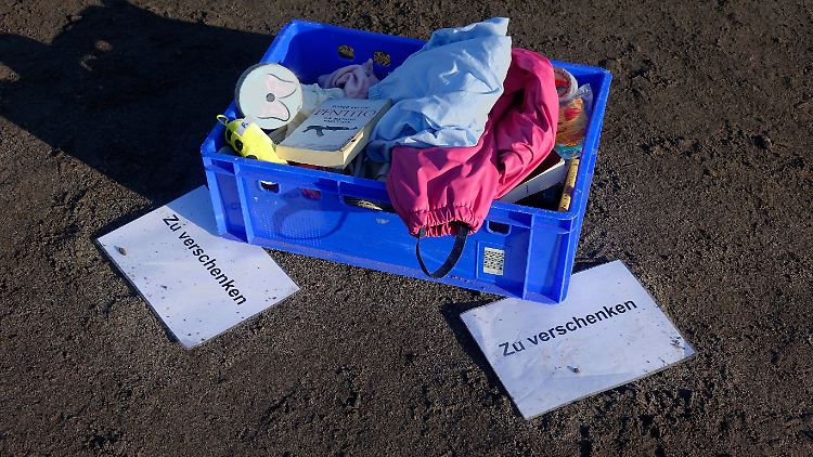 Erbarmt sich niemand zügig der abgestellten Sachen, handelt es sich um eine illegale Ablagerung und es drohen für die Entsorgung Bußgelder.