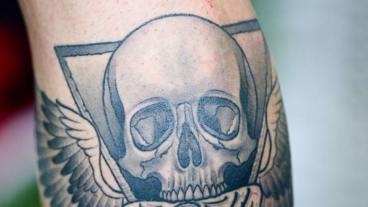 Auch mit Totenkopftätowierung kann man als Polizist arbeiten.