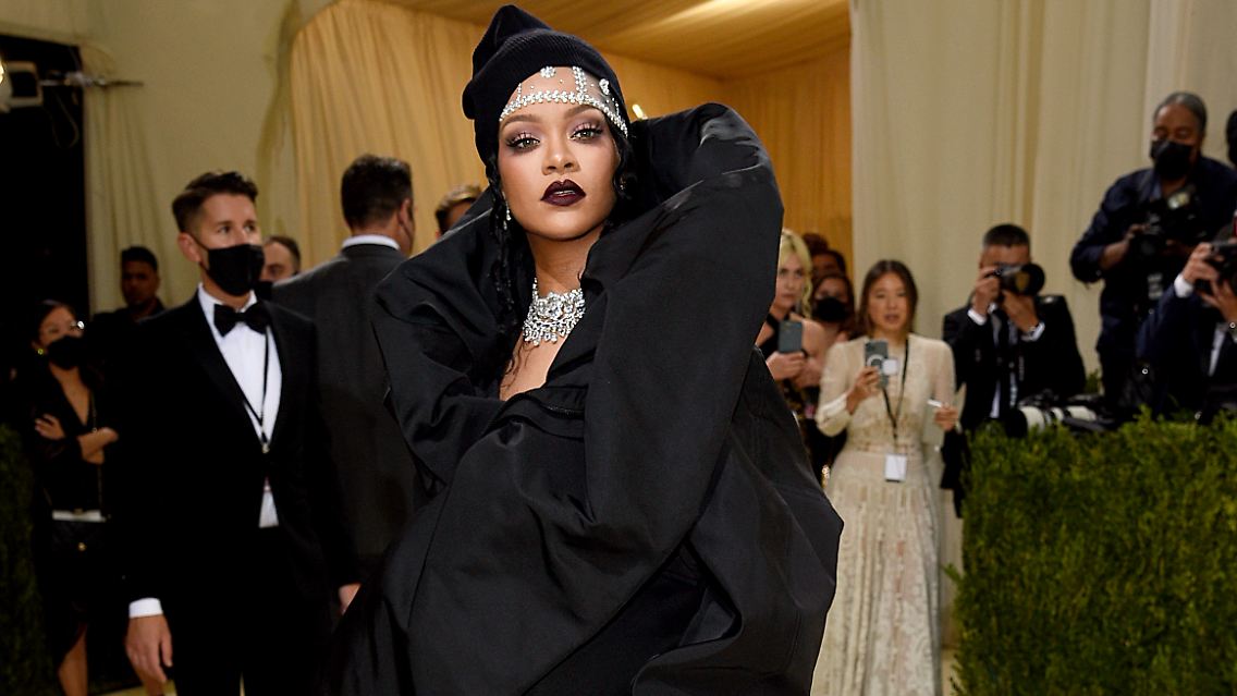 ... Rihanna wurde schon heiß erwartet und enttäuschte nicht. Sie trug ein schwarzes Balenciaga-Mantelkleid. Dieses Jahr lautete der Dress Code ...