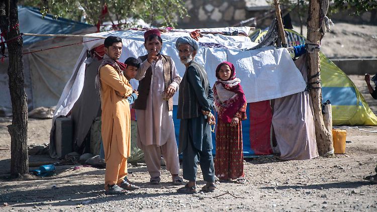 Afghanische Flüchtlinge vor ihren Zelten in Kabul.