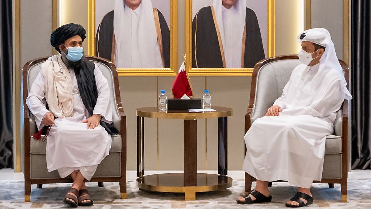 Der stellvertretende Ministerpräsident Mullah Abdul Ghani Baradar im Gespräch mit dem katarischen Außenminister Scheich Al-Thani. Zuletzt trat Baradar nicht mehr öffentlich auf. 