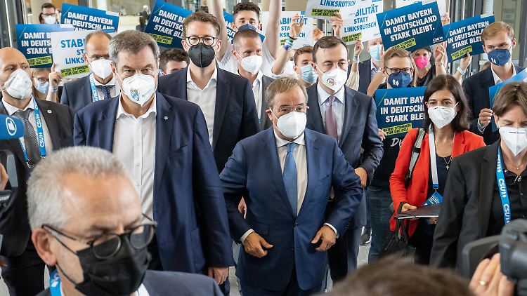 Markus Söder und Armin Laschet am Wochenende beim ersten Präsenzparteitag der CSU seit Pandemiebeginn.