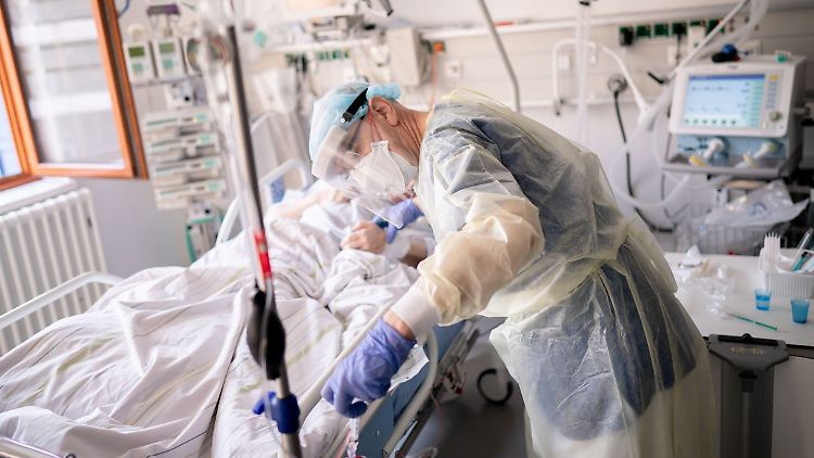 Die Zahl der Corona-Patienten auf Intensivstationen steigt zwar, aber sie ist weit von den Höchstständen zum Jahreswechsel entfernt. Experten warnen jedoch davor, das Ende der Pandemie auszurufen.