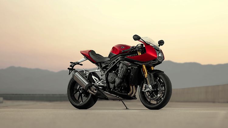 Mit ihrem Rundscheinwerfer und der Cockpitverkleidung kann die Triumph Speed Triple 1200 RR eine optische Nähe zur MV Agusta Superveloce nicht verleugnen.