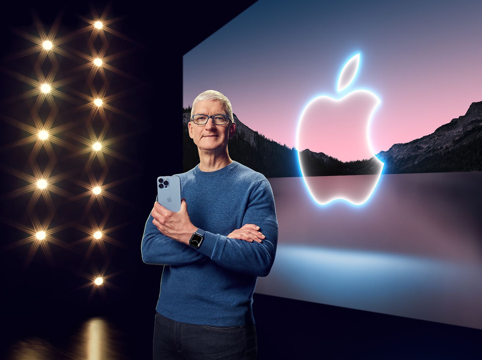 Tim Cook und sein Team haben die iPhone-13-Serie vorgestellt. Hier hält der Apple-Chef das Flaggschiff iPhone 13 Pro Max in der Hand.