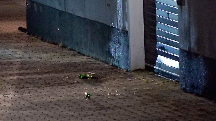 Die Polizei vermutet, dass die Flaschen mit Ethanol gefüllt waren.