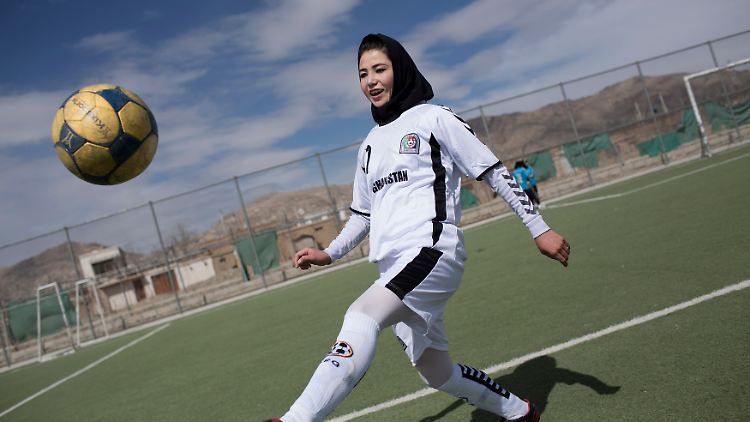 Junge Fußballerinnen, wie dieses Mädchen auf dem Golab Trust Sport Complex in Kabul 2014, wird es in Afghanistan wohl nicht mehr geben.