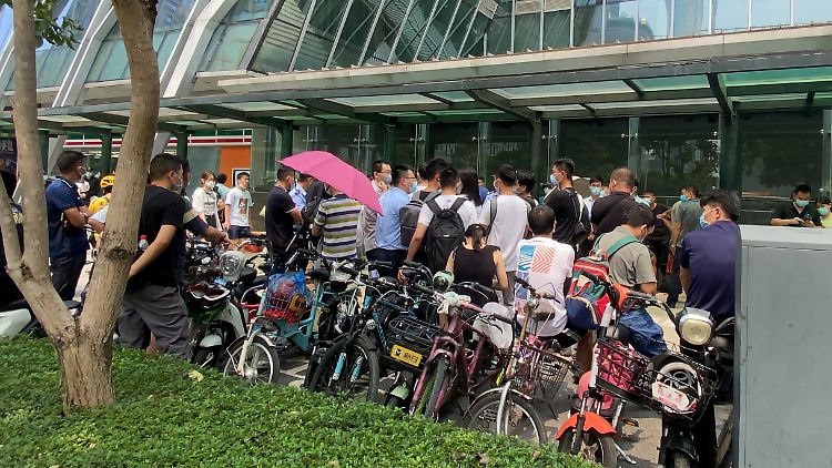 Wütende Demonstranten protestieren vor dem Hauptquartier von China Evergrande in Shenzen. 