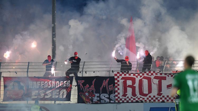Essen-Ultras brennen Pyro ab während der Partie gegen Münster.