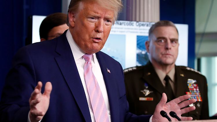 Trump und US-Generalstabschef Milley bei einem Briefing im Weißen Haus im April 2020. 