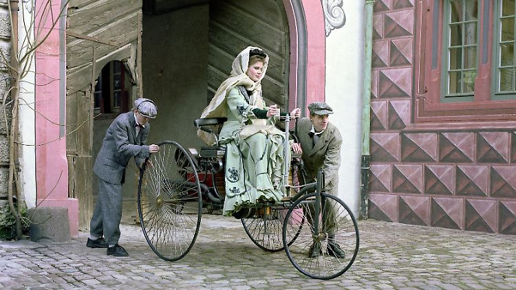 Nachgestellte Szene: Bertha Benz fuhr 1888 zu den Eltern nach Pforzheim. Der Trip im Patent-Motorwagen gilt als erste Langstreckenfahrt der Automobilgeschichte.