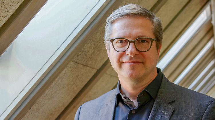 Prof. Frank Brettschneider setzt auf die Qualität von Wahl-Umfragen. Ein Verbot von Veröffentlichungen kurz vor Wahlen hält er für nicht sinnvoll.