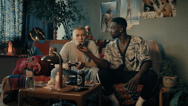 Die besten Freunde Babtou und Dennis (v.r.) wollen mit allen Mitteln die Abschiebung Babtous verhindern.