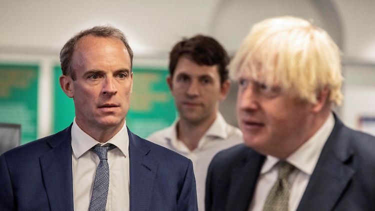 Der britische Außenminister Raab (l.) weilte während des chaotischen Afghanistan-Abzugs auf Kreta: Premier Johnson erneuert derzeit sein Kabinett.
