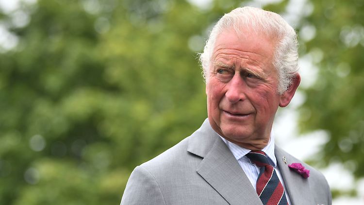 Prinz Charles blickt mit Sorge auf Demonstranten, die sich fürs Klima auf der Straße festkleben.