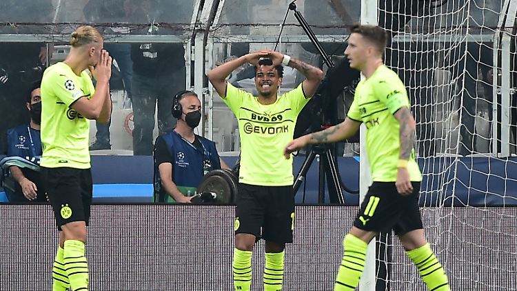 Nicht sichtbar aber wirklich da: BVB-Profis tragen in Istanbul das Vereinswappen auf dem Herzen.