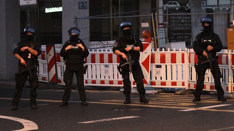 Der Bereich um die Synagoge wurde weiträumig abgesperrt, schwer bewaffnete Polizisten sind im Einsatz.
