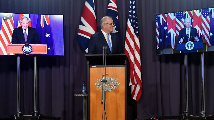 Australiens Premier Scott Morrison spricht über Videoschalte mit US-Präsident Joe Biden (r.) und Boris Johnson, Premierminister von Großbritannien.