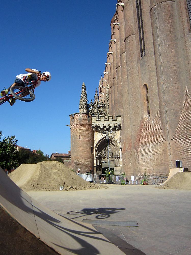 Jung vor Alt: Beim "Urban Festival" zeigen Jugendliche ihre Tricks auf Montainebikes und Skateboards. Die Kathedrale steht stoisch Kulisse.