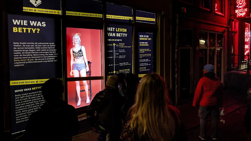 Ein-Hologramm-der-ungarischen-Sexarbeiterin-Bernadett-Betty-Szabo