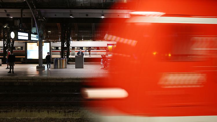 Für 10.30 Uhr planen die GDL und die Bahn eine Pressekonferenz.