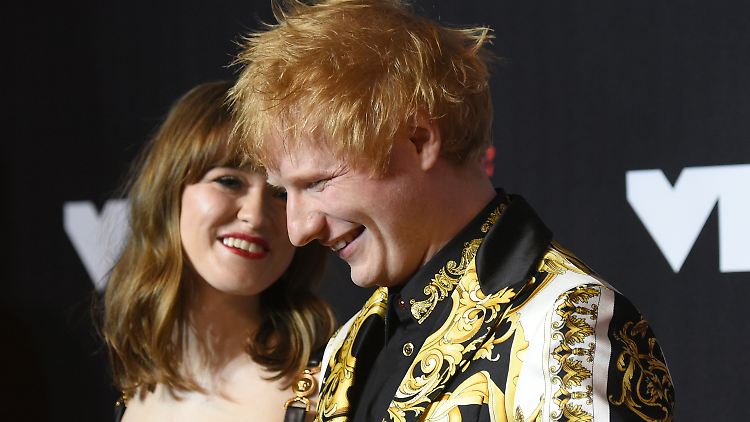 Mit der britischen Sängerin Maisie Peters war es wohl doch ganz nett bei den MTV Video Music Awards. Aber sonst gebe es bei solchen Veranstaltungen in den USA eine "ziemlich unangenehme Stimmung", findet Ed Sheeran.