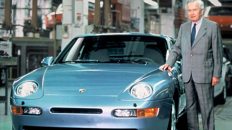 Ferry Porsche 1991 neben einem frisch vom Band laufenden Porsche 968.
