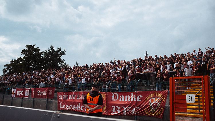Anhänger des BFC Dynamo während der Partie gegen Chemie Leipzig.