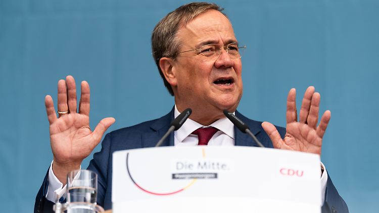 Laschet war als Landesvater noch am Mittwochabend über die Gefahrenlage informiert worden.