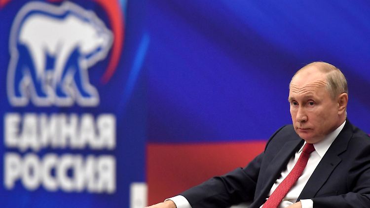 Russlands Präsident Wladimir Putin ist nicht Parteimitglied, Einiges Russland folgt dennoch treu seinem Kurs.