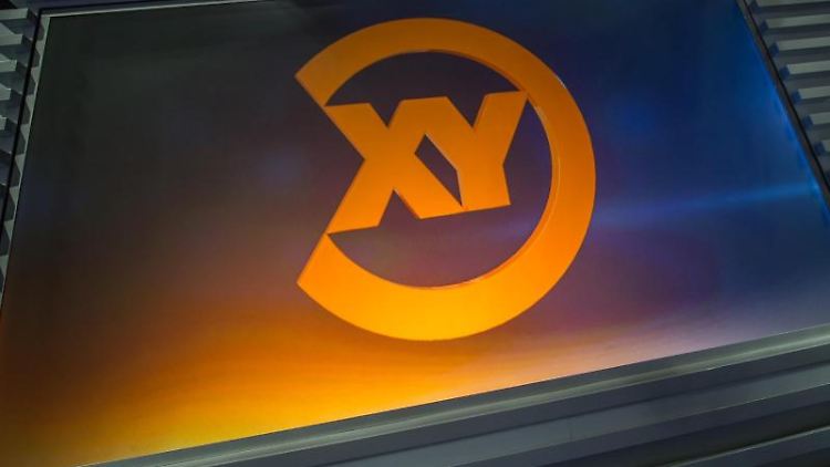 Eine Projektion des Logos der Sendung "Aktenzeichen XY ... ungelöst" ist zu sehen. Foto: picture alliance / Matthias Balk/dpa/Symbolbild