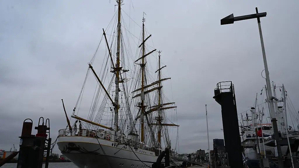 Das-Segelschulschiff-Gorch-Fock-wurde-von-Tausenden-Menschen-in-Hamburg-besucht