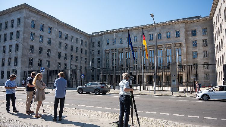 Gegen Mitarbeiter des Bundesfinanzministeriums wird nicht ermittelt. Dennoch hat die Pressestelle der Osnabrücker Behörde eine Formulierung gewählt, die nach Komplizenschaft klingt. Warum?