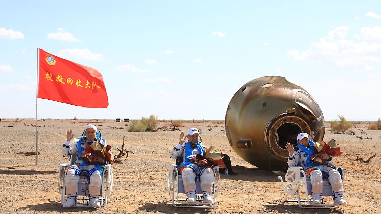 Die drei Astronauten erholen sich nach ihrer Landung in der Wüste Gobi.