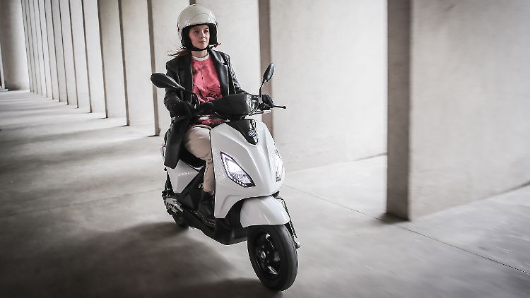Mit dem Retrodesign der Vespa hat der Stadt-Scooter 1 nichts am Hut. Hier setzt Piaggio auf jugendlich moderne Kanten.