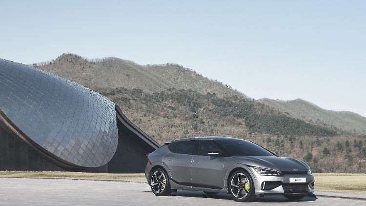 Reichweitenstark und mit 45.000 Euro recht preiswert, geht der Kia EV6 im Herbst an den Start.