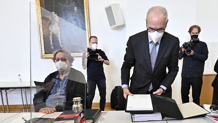 Verbraucherschützer Peter Kolba (l.) und Klägeranwalt Alexander Klauser vor dem Landgericht Wien.