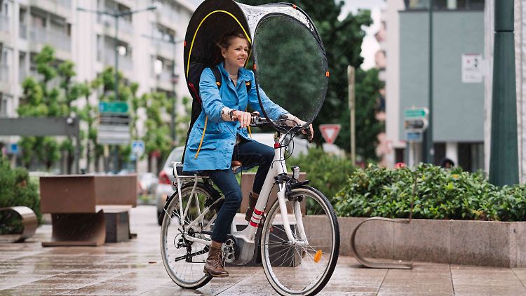 Bei Regen als Radfahrer ein Dach über dem Kopf? Mit der Regenhaube von Rainjoy geht das mit wenigen Handgriffen.