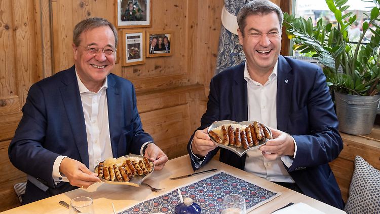 Mal nachzählen: 10 Würstchen für jeden, Söder hat gerecht geteilt.